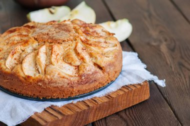 Ahşap arka plan üzerinde kolay elma çay pasta. Homemade pişirme.