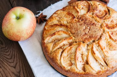 Ahşap arka plan üzerinde kolay elma çay pasta. Homemade pişirme.