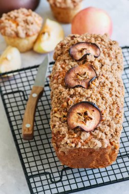 Holland elma harap bir tel raf üzerinde beyaz bir sto alınarak ekmek