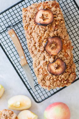 Holland elma harap bir tel raf üzerinde beyaz bir sto alınarak ekmek