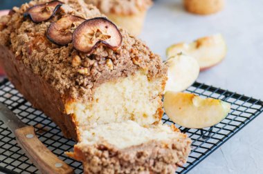 Holland elma harap bir tel raf üzerinde beyaz bir sto alınarak ekmek