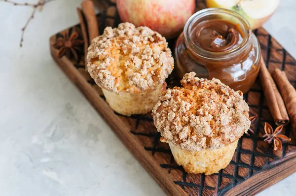 Elma tarçın çörek bir ahşap tahta üzerinde harap. Beyaz taş ba