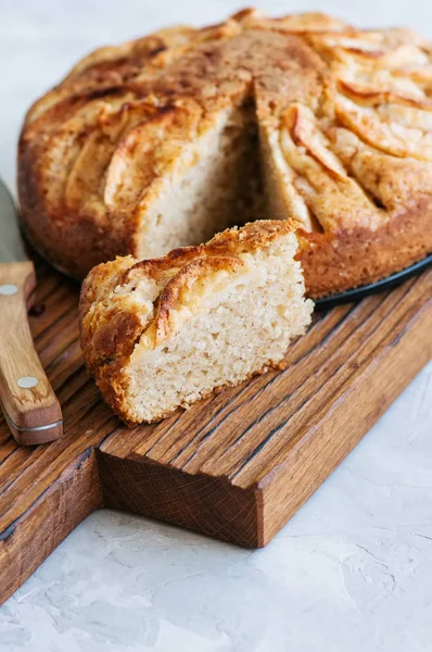 Ahşap oyun tahtası kolay elma çay pasta. Beyaz taş zemin. H