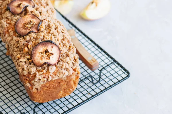 Holland elma harap bir tel raf üzerinde beyaz bir sto alınarak ekmek