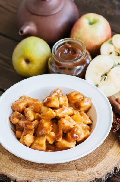 Malzemeler için elmalı turta - tuzlu karamel, apple ile dilim 