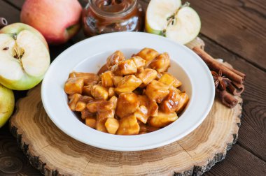 Malzemeler için elmalı turta - tuzlu karamel, apple ile dilim 