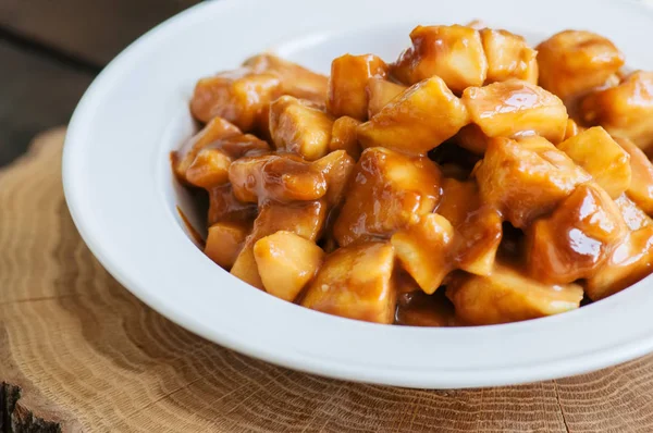 Las rodajas de manzana con salsa de caramelo en una tabla de madera. Bacs de madera — Foto de Stock