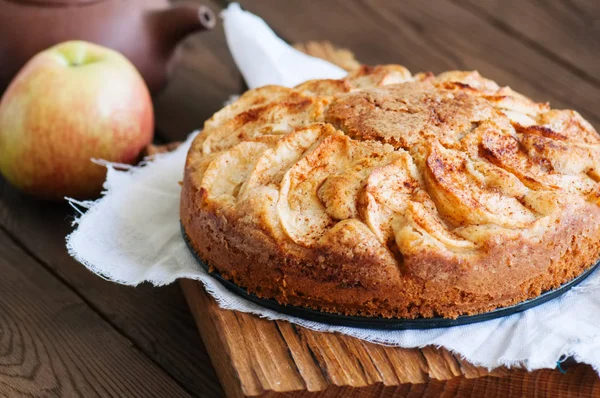 Gâteau de thé aux pommes facile sur un fond en bois. Cuisson maison . — Photo