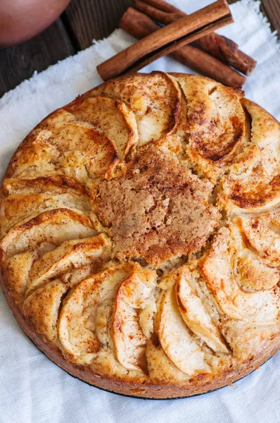 Gâteau de thé aux pommes facile sur un fond en bois. Cuisson maison . — Photo