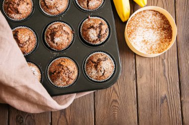 Ev yapımı muz çikolata muffins bir baki şeker serpilir
