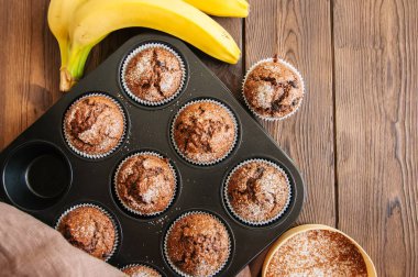 Ev yapımı muz çikolata muffins bir baki şeker serpilir