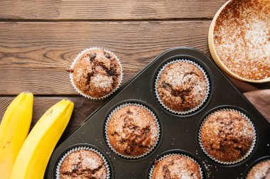 Ev yapımı muz çikolata muffins bir baki şeker serpilir
