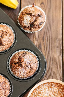 Ev yapımı muz çikolata muffins bir baki şeker serpilir