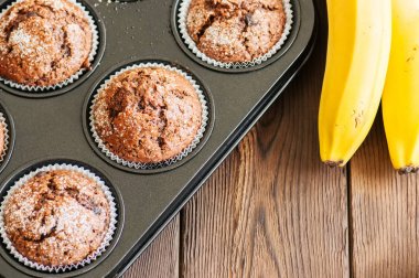 Ev yapımı muz çikolata muffins bir baki şeker serpilir