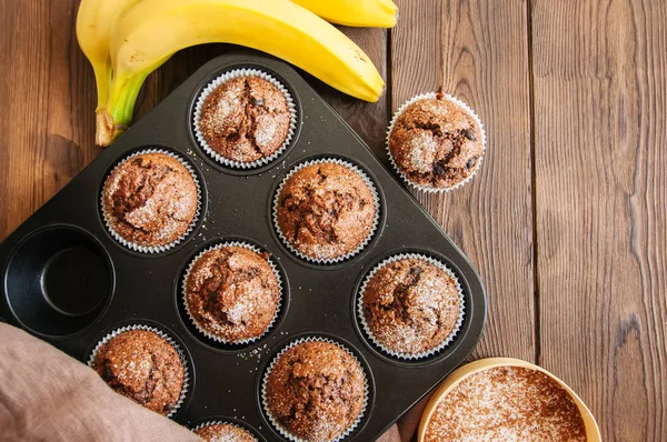 Homemade banana chocolate muffins sprinkled with sugar in a baki — Stock Photo, Image