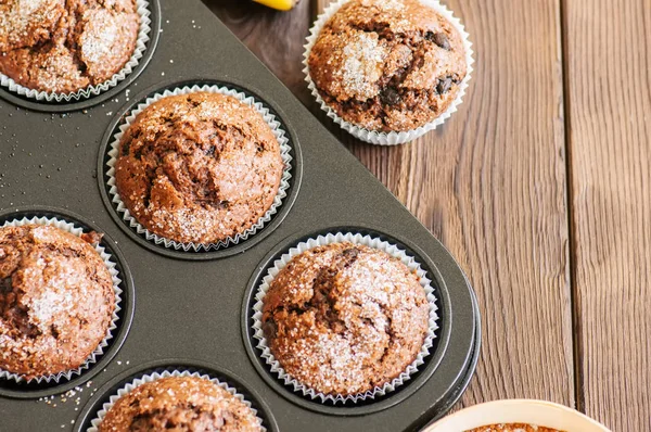 Ev yapımı muz çikolata muffins bir baki şeker serpilir