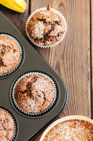 Ev yapımı muz çikolata muffins bir baki şeker serpilir