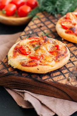 Mini pizza margheritas üzerinde ahşap bir gemide görev yaptı. Ahşap arka