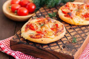 Mini pizza margheritas üzerinde ahşap bir gemide görev yaptı. Ahşap arka