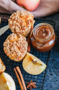 Apple kırıntı kek, tuzlu karamel bir kavanoz içinde bir tel ra hizmet