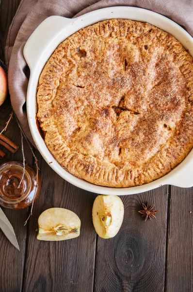 Traditionele Amerikaanse appeltaart in een keramische vorm en ingrediënten — Stockfoto