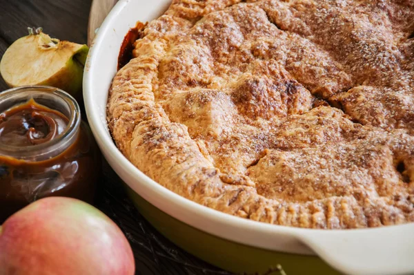 Tarte aux pommes américaine traditionnelle sous forme de céramique et ingrédients — Photo