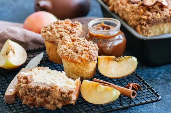 Apple crumb muffins, saltade karamell i en burk serveras på en tråd-ra — Stockfoto