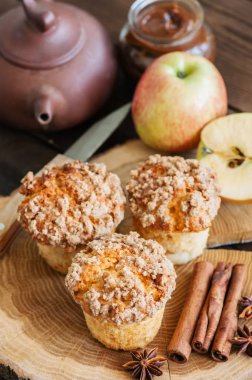 Elma tarçın streusel muffins ahşap bir gemide. Ahşap backgr