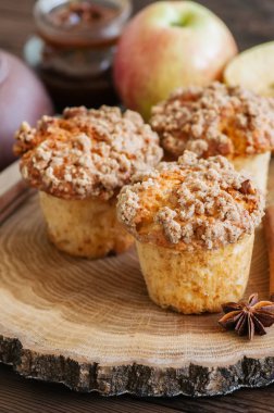 Elma tarçın streusel muffins ahşap bir gemide. Ahşap backgr