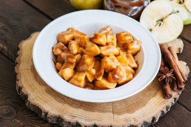 Ahşap arka plan beyaz bir tabağa doldurma Aplle pasta. Tradi