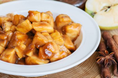 Ahşap arka plan beyaz bir tabağa doldurma Aplle pasta. Tradi