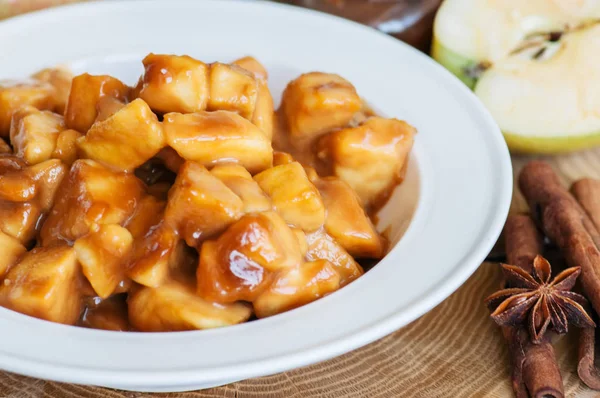 Ahşap arka plan beyaz bir tabağa doldurma Aplle pasta. Tradi