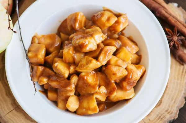 Ahşap arka plan beyaz bir tabağa doldurma Aplle pasta. Tradi