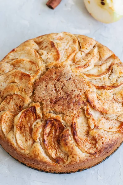 Kolay elma çay pasta keten peçeteye. Beyaz arka plan ve clos