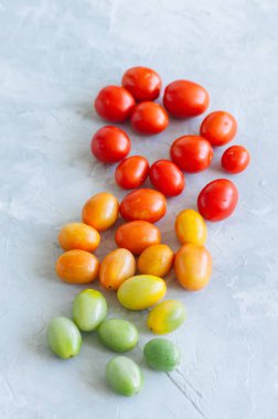 Parlak renkli bir beyaz taş zemin üzerine kiraz domates. Ove