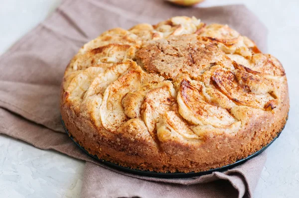 Eenvoudig thee appeltaart op een linnen servet. Witte achtergrond en CLO 's — Stockfoto