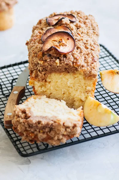 Appel kaneel streusel cake op een draadrek op een witte steen bac — Stockfoto