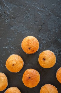 Vanilyalı kek çikolatalı krema dolum ayarlayın. Siyah taş