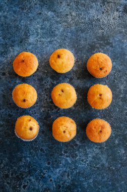 Vanilyalı kek çikolatalı krema dolum ayarlayın. Mavi taş 