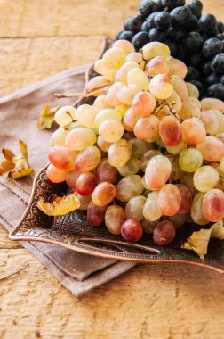 Taze olgun üzüm mavi ve yeşil bir vintage üzerinde iki tür eski tr