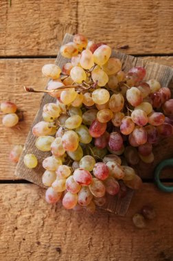 Ahşap arka plan üzerinde taze olgun üzüm Brunch. Yakın ve 