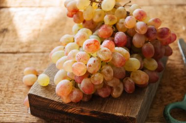 Ahşap arka plan üzerinde taze olgun üzüm Brunch. Yakın çekim.