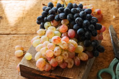 İki taze olgun üzüm mavi ve yeşil yazın. ahşap backgr üzerinde