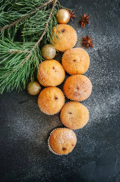 Ensemble de muffins à la vanille avec garniture à la crème au chocolat. Pierre bleue — Photo