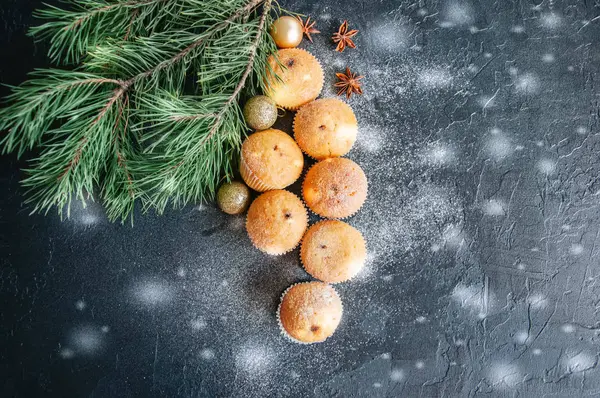 Vanilyalı kek çikolatalı krema dolum ayarlayın. Mavi taş 
