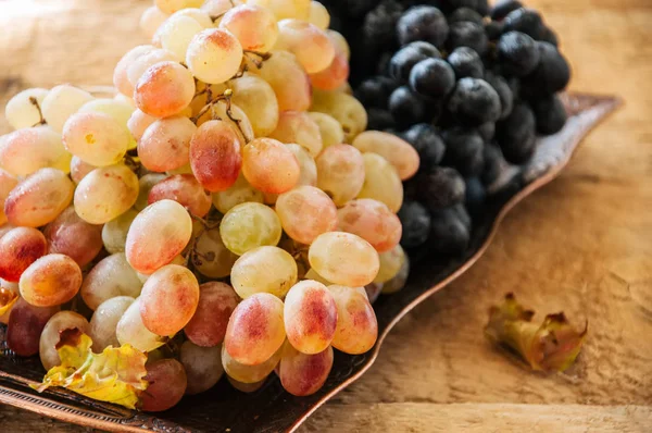 Taze olgun üzüm mavi ve yeşil bir vintage üzerinde iki tür eski tr