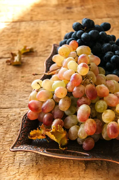 Taze olgun üzüm mavi ve yeşil bir vintage üzerinde iki tür eski tr