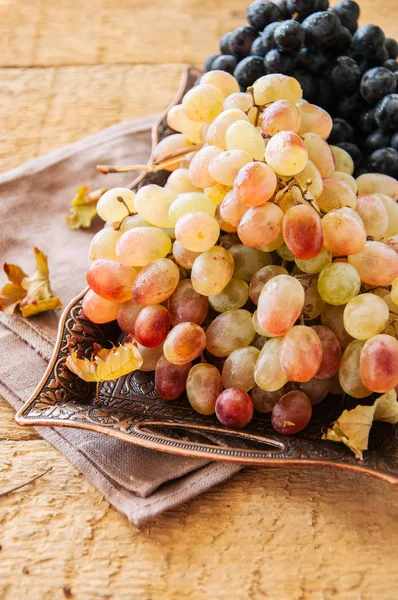 Taze olgun üzüm mavi ve yeşil bir vintage üzerinde iki tür eski tr