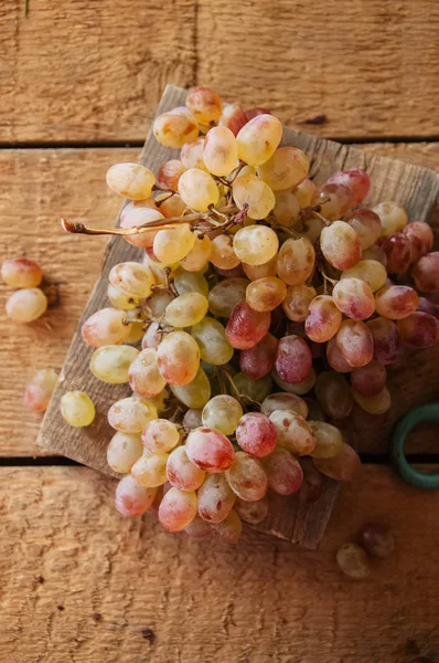 Ahşap arka plan üzerinde taze olgun üzüm Brunch. Yakın ve 