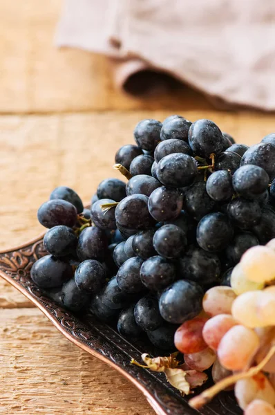 Taze olgun üzüm mavi ve yeşil bir vintage üzerinde iki tür eski tr